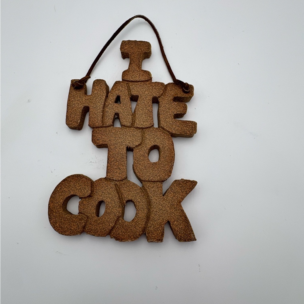 Vintage 1970’s Pottery “I Hate To Cook” Wall Hanging - Picture 3 of 8